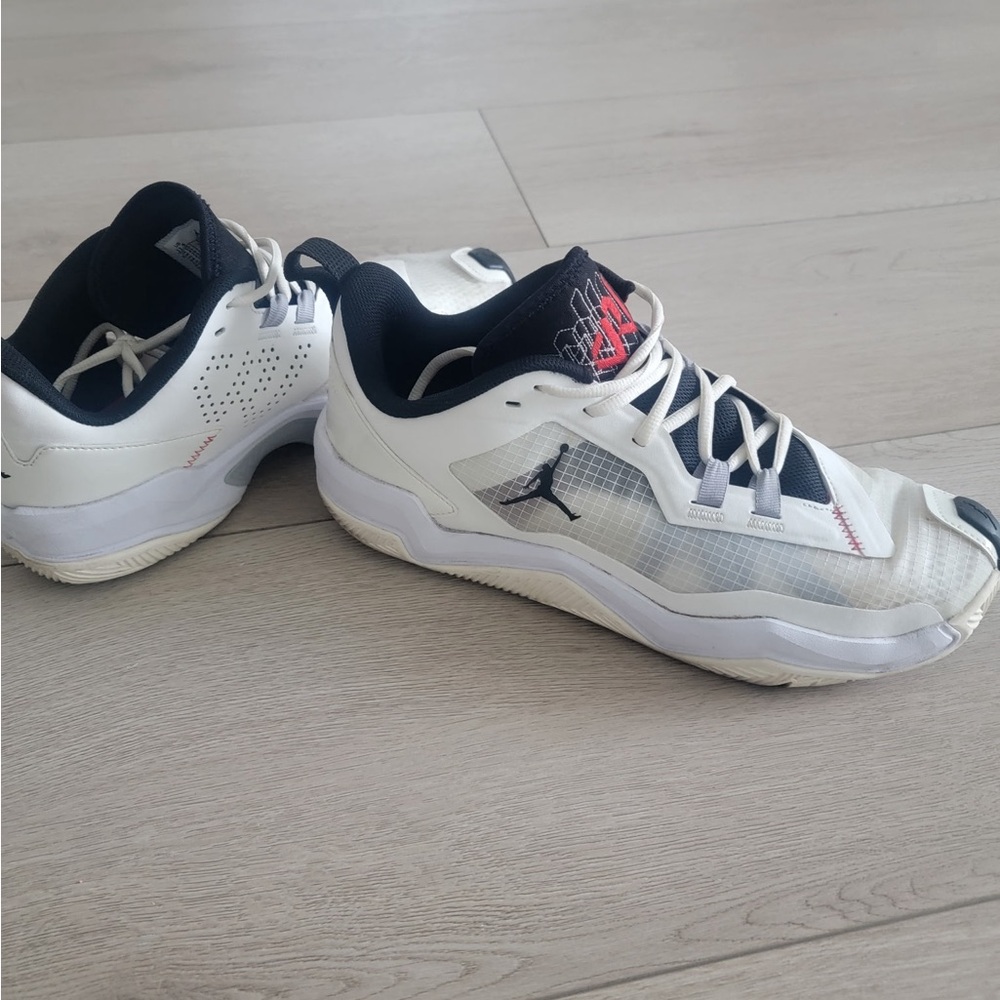 Men’s Jordan White and Black Athletic Shoes with Leather Mesh Upper size 11.5